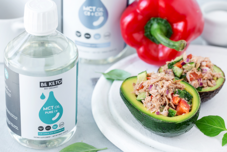Na talerzu awokado z ostrym tuńczykiem. Po lewej stronie olej MCT C8. W tle olej MCT C8+C10 i papryka