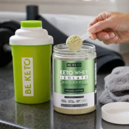 Keto Syrovátkový Izolát + MCT – Organická Matcha 300G – Lifestyle 3 Keto Syrovátkový Izolát + MCT – Organická Matcha 300G